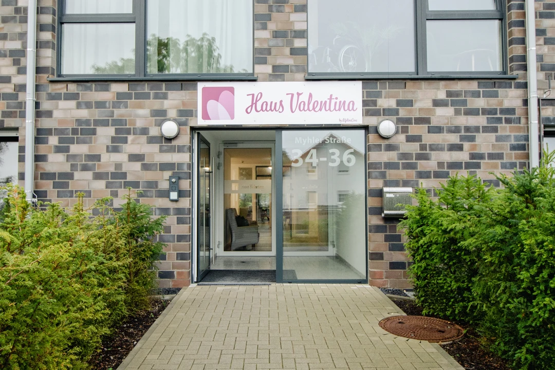 Eingang des Haus Valentina mit Namensschild über der Glastür